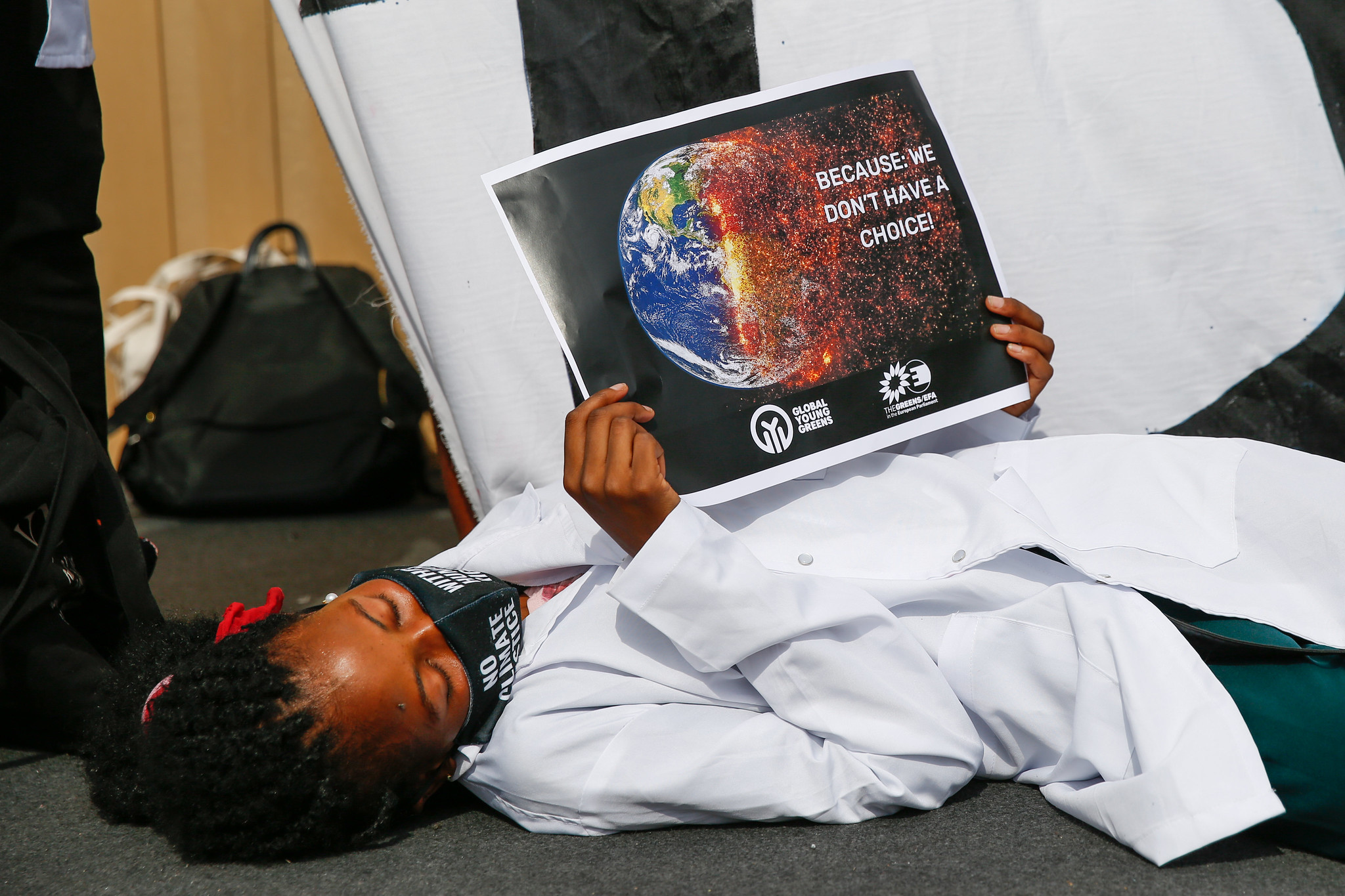 Razões para investir na transição energética e na descarbonização. Na imagem: criança com cartaz durante protesto da sociedade civil na COP27 (Foto: Kiara Worth/UNFCCC)