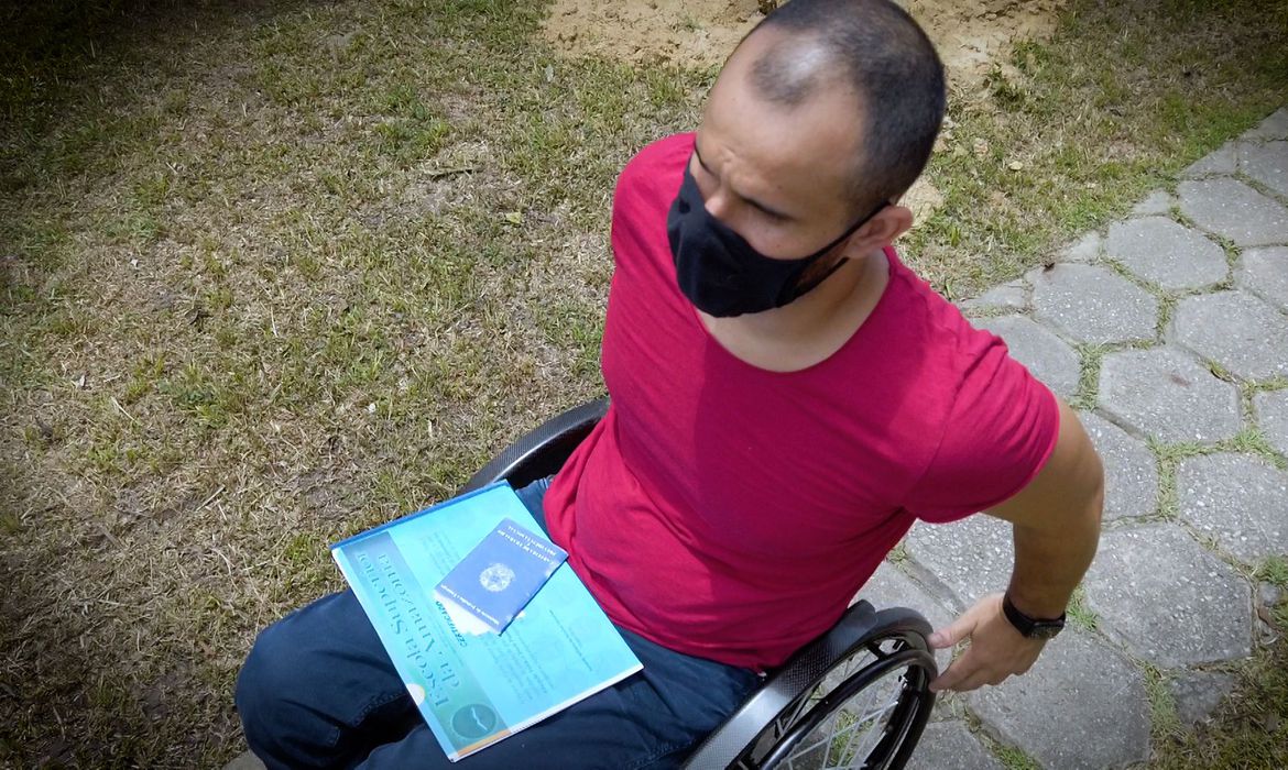 Desafios no preenchimento da cota de pessoas com deficiência na indústria de O&G. Na imagem: Davi Pontes, usuário de cadeira de rodas (Foto Reprodução_TV Brasil)