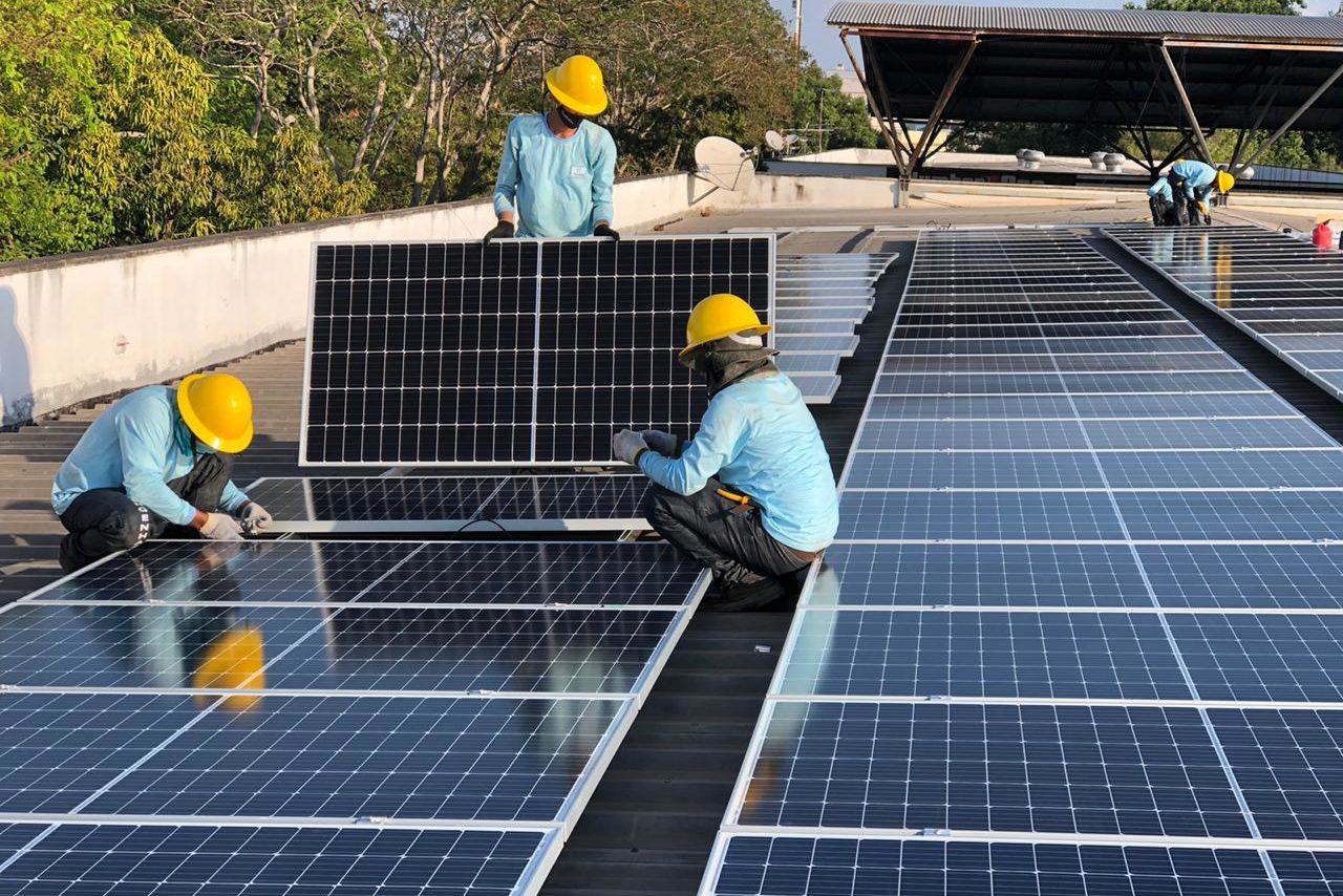 Solar fotovoltaica atinge 22 GW de capacidade, com forte avanço da GD. Na imagem: instalação de placas solares fotovoltaicas (Foto: HSP Engenharia/Divulgação)