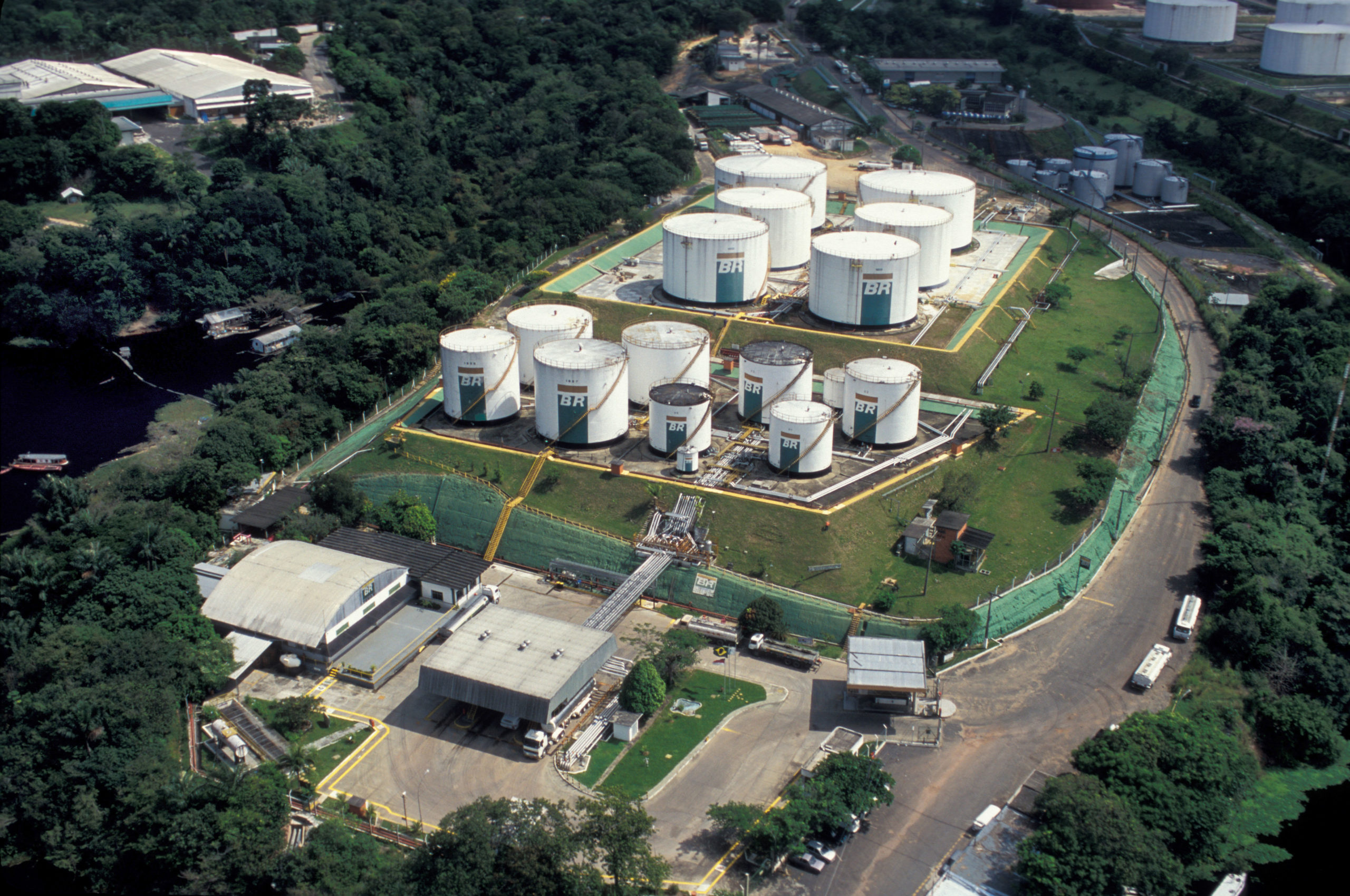 Petrobras conclui a venda da Reman. Na imagem: vista aérea da Refinaria Isaac Sabbá, em Manaus (AM) (Foto: Juarez Cavalcanti/Agência Petrobras)