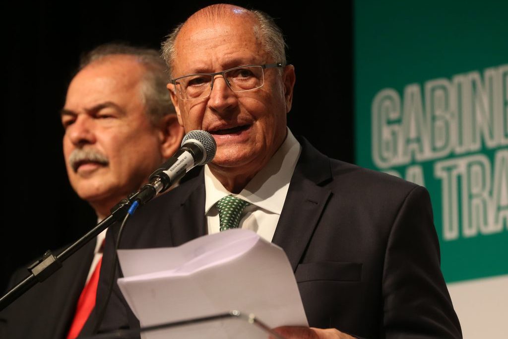 Alckmin (PSB) defende elevar mistura de biodiesel para 20%, o B20. Na imagem: Geraldo Alckmin, vice-presidente e ministro da Indústria e Comércio (Foto: Antonio Cruz/Agência Brasil)