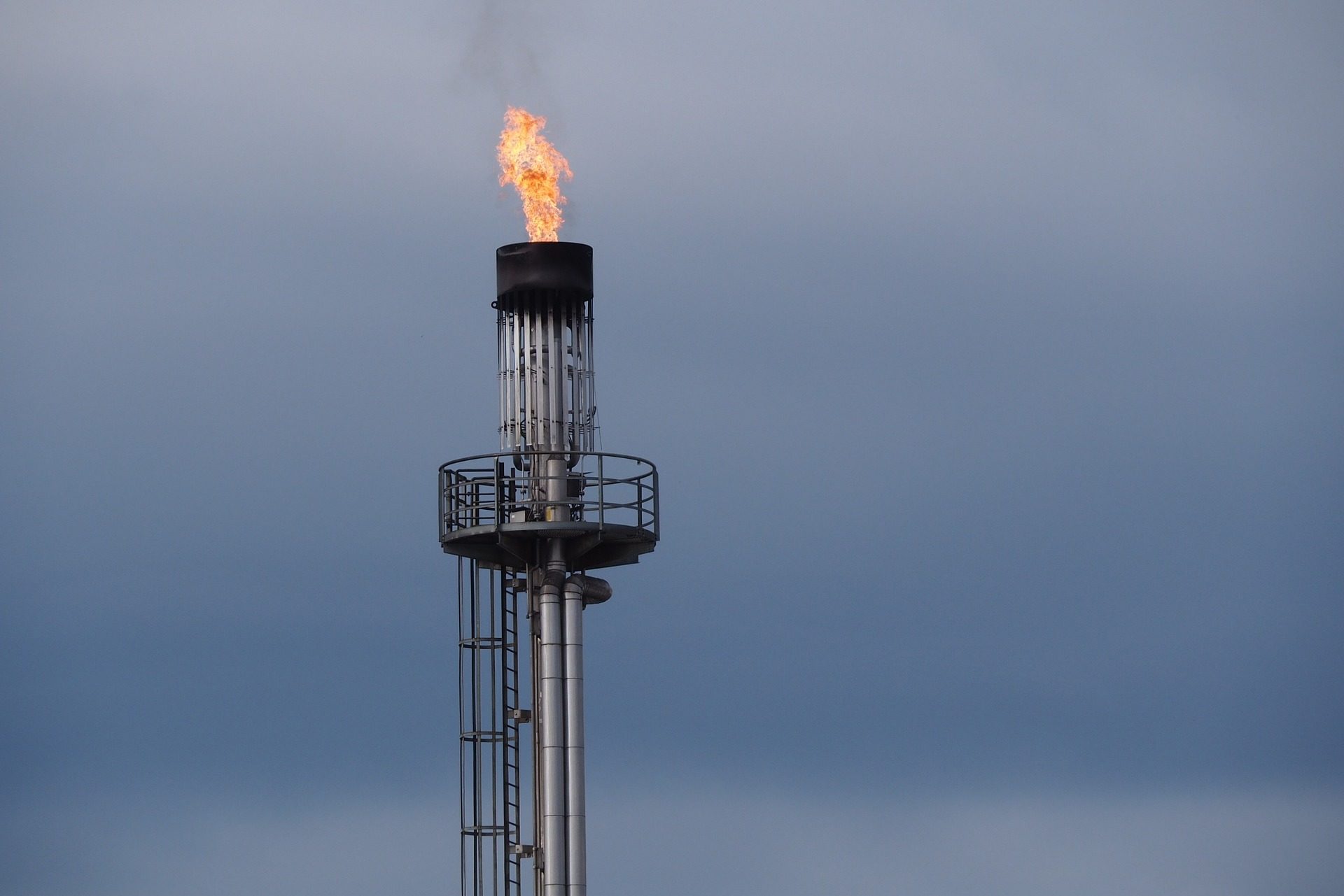 Crise energética pode contribuir para redução de fósseis nas próximas décadas. Na imagem: plataforma com flare aberto, para queima do excesso de gás (Foto: Pixabay)