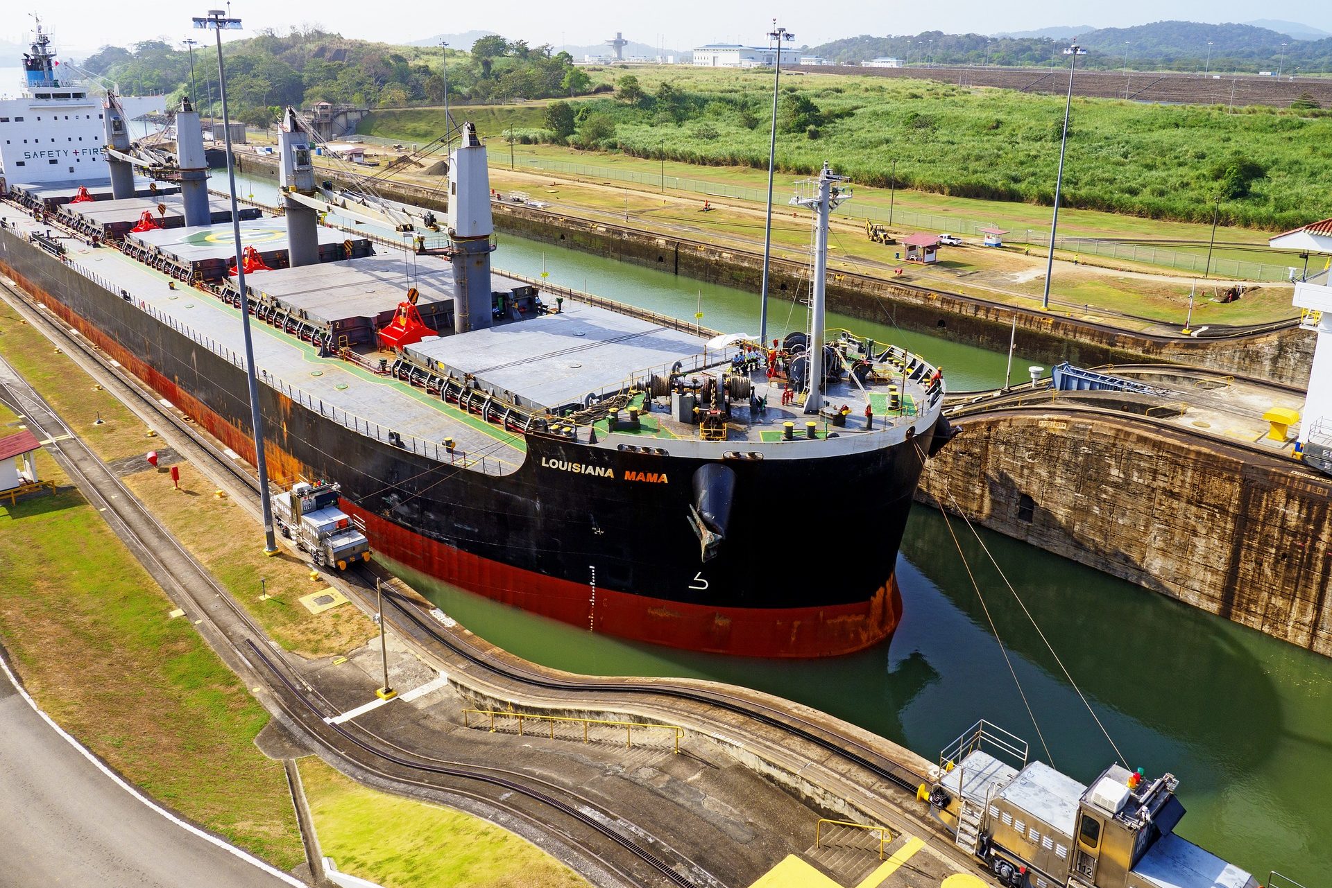 Panamá, Uruguai e Noruega entram para hub de frete marítimo verde. Na imagem: navio de grande porte atravessa o Canal do Panamá, ligação entre os oceanos Atlântico e Pacífico (Foto: Pixabay)