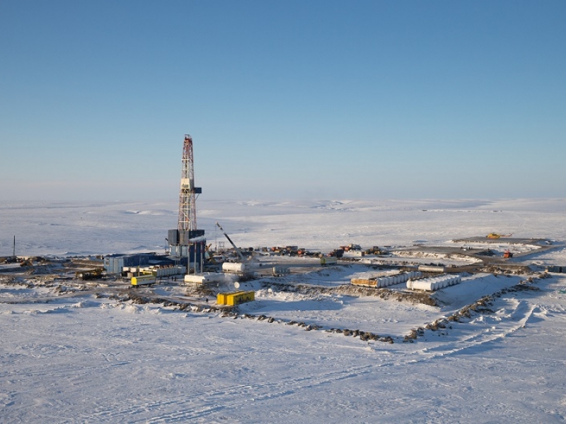 Petróleo recua às vésperas de embargos à Rússia. Na imagem: perfuração em campo de petróleo (Foto: Rosneft/Divulgação)