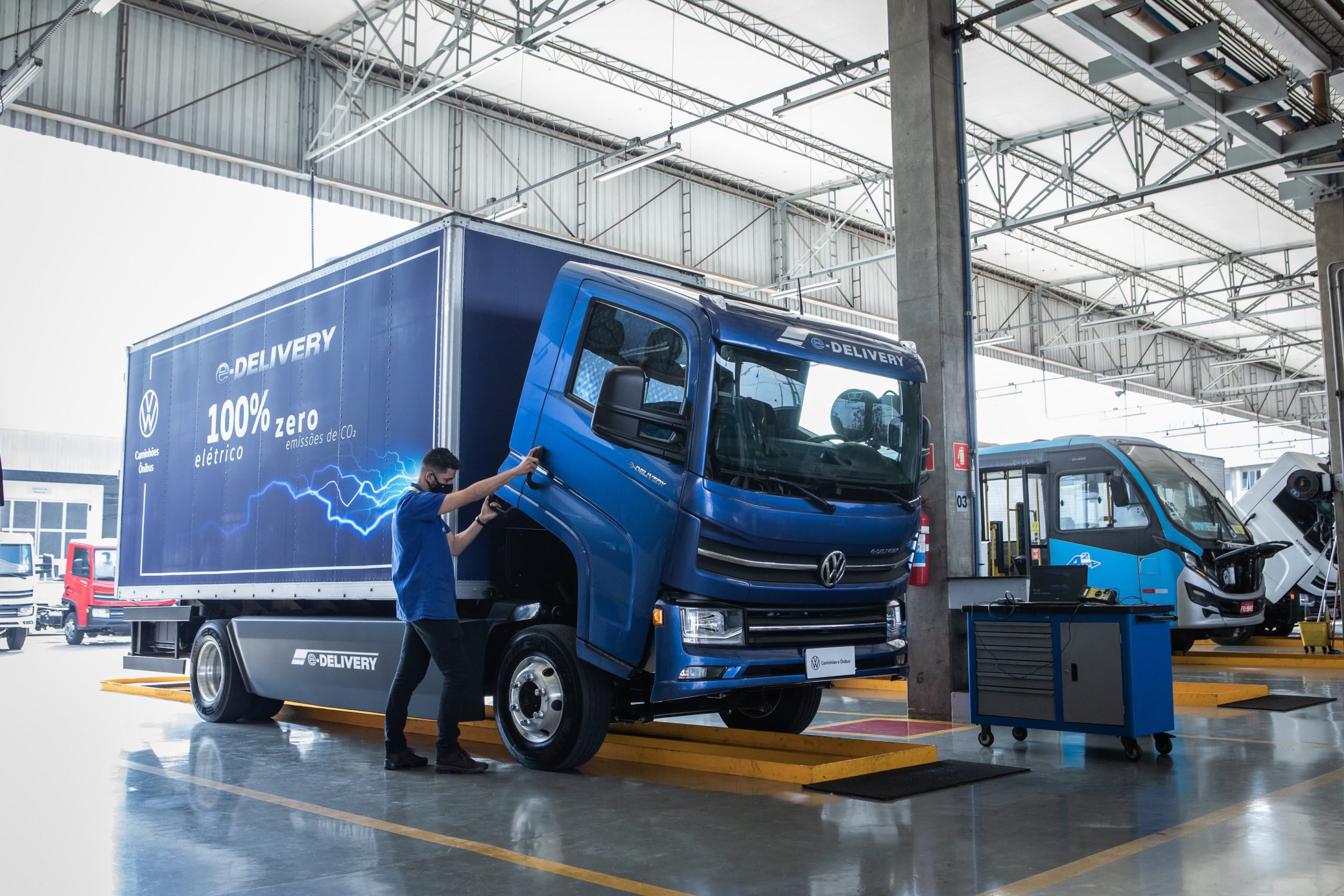Brasol e Volkswagen lançam serviço de carregamento para frotas pesadas de elétricos. Na imagem: caminhão e ônibus elétrico da Volkswagen (Foto: VW/Divulgação)