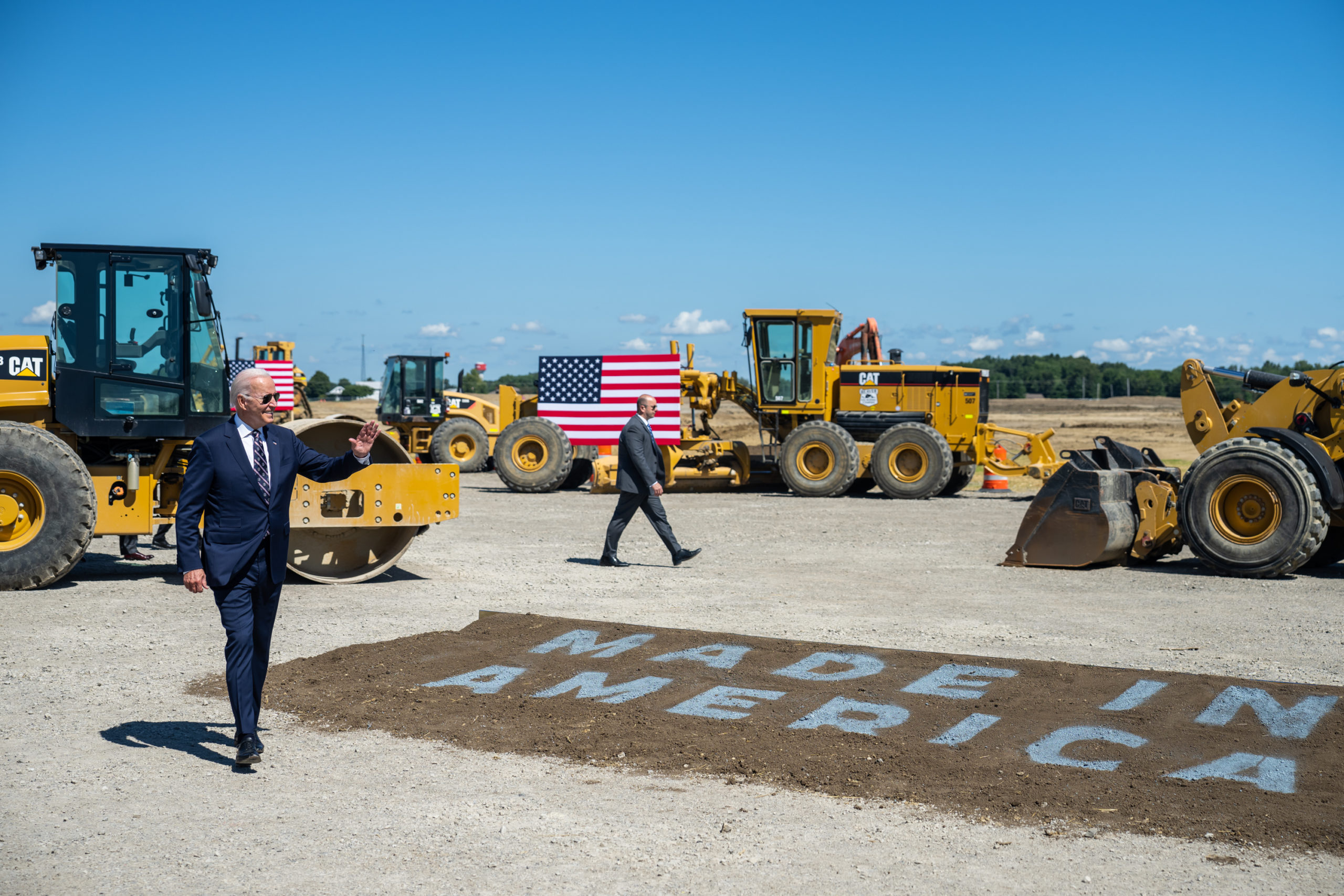 Barreiras comerciais atrasam impacto da lei de energia limpa dos EUA. Na imagem: Presidente dos EUA, Joe Biden, em visita a instalações de nova fábrica de semicondutores da Intel em Ohio (Foto: Adam Schultz/White House)