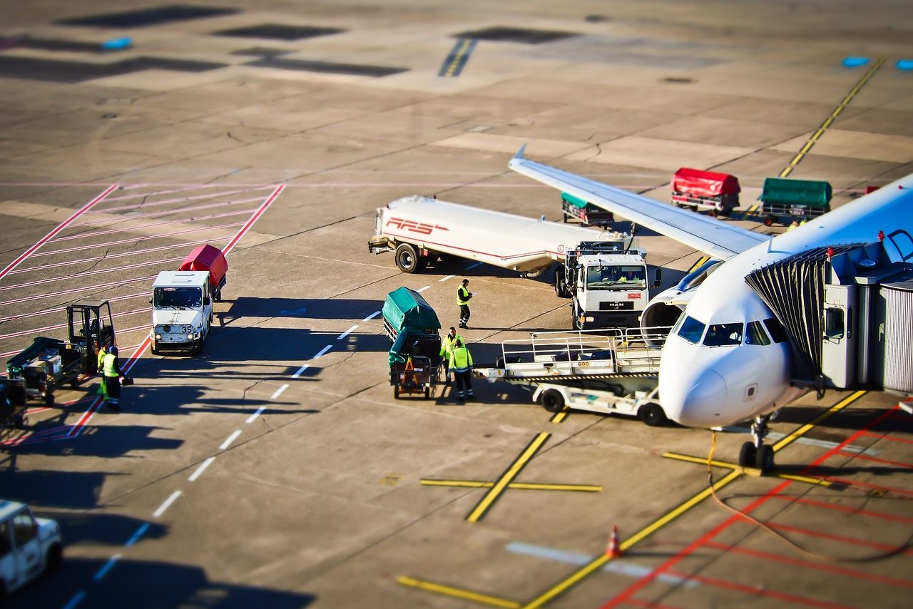 BNDES libera financiamento de projetos de SAF e diesel verde pelo Fundo Clima. Na imagem: avião sendo abastecido em aeroporto