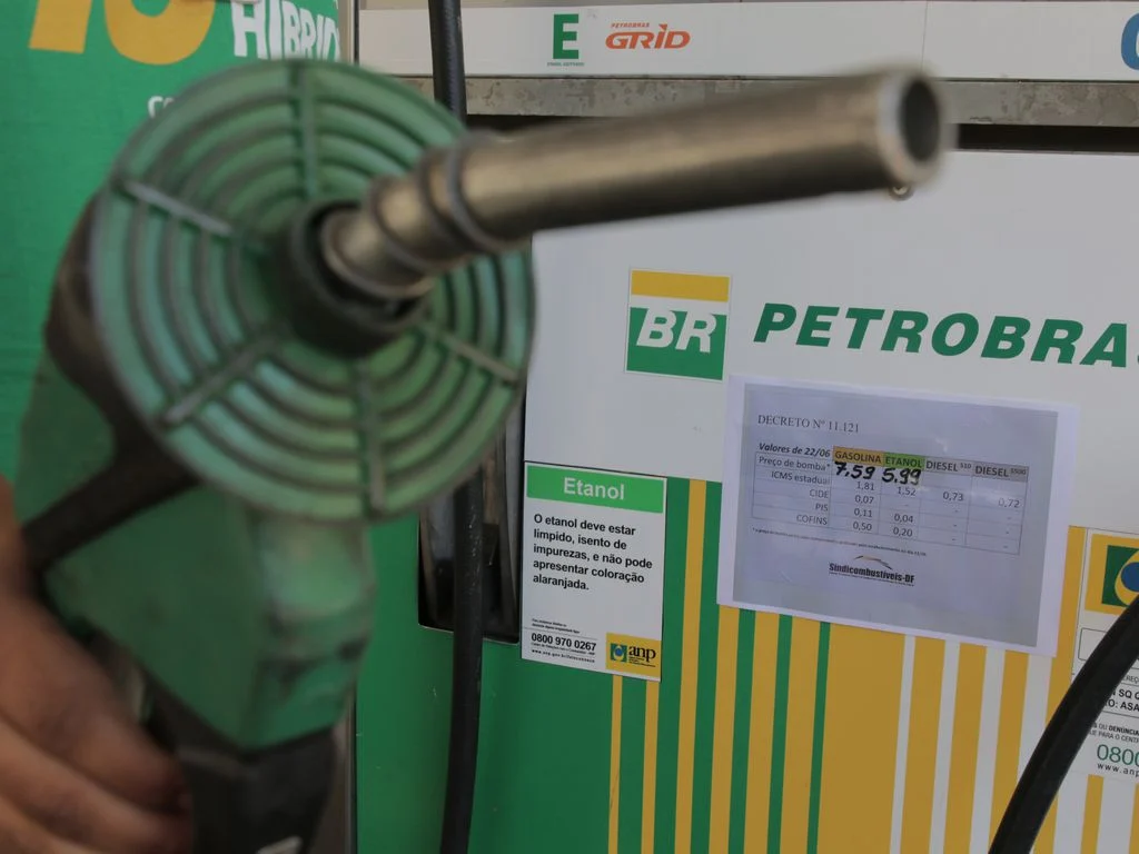 Um desafio imediato para Brasil: o preço dos combustíveis. Na imagem: Bomba combustível, na cor verde, em posto da Petrobras (Foto: Fabio Rodrigues Pozzebom/Agência Brasil)
