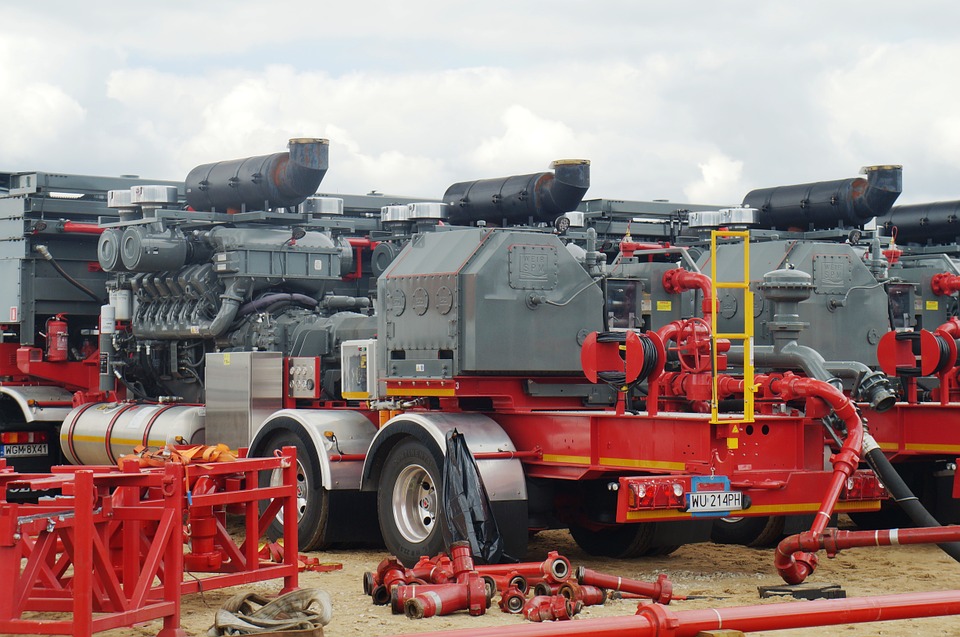 Governo lança edital para tentar viabilizar o fracking no Brasil. Na imagem: equipamentos utilizados no fraturamento hidráulico em operação nos EUA (Foto: Anita Starzycka/Pixabay)