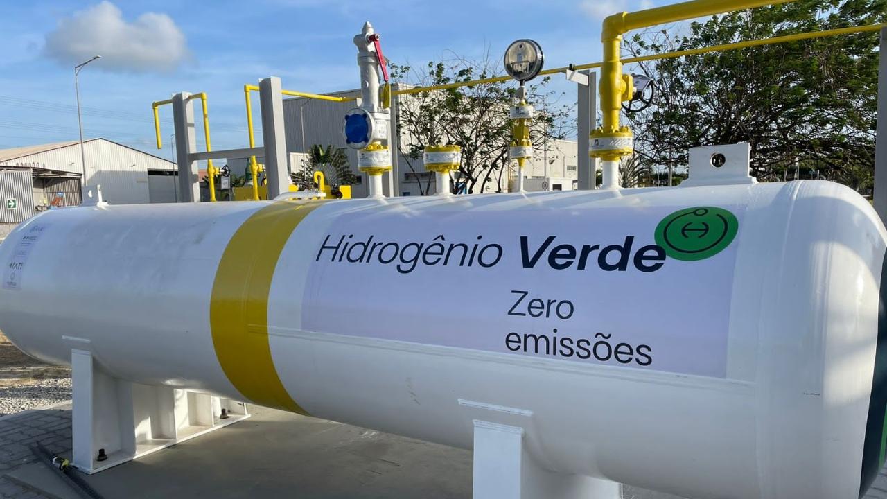 Associações de energia renovável propõem política para hidrogênio sem gás natural. Na imagem: Tanque de armazenamento de hidrogênio em projeto de P&D Pecém H2V, da EDP, no Ceará (Foto: Divulgação EDP)