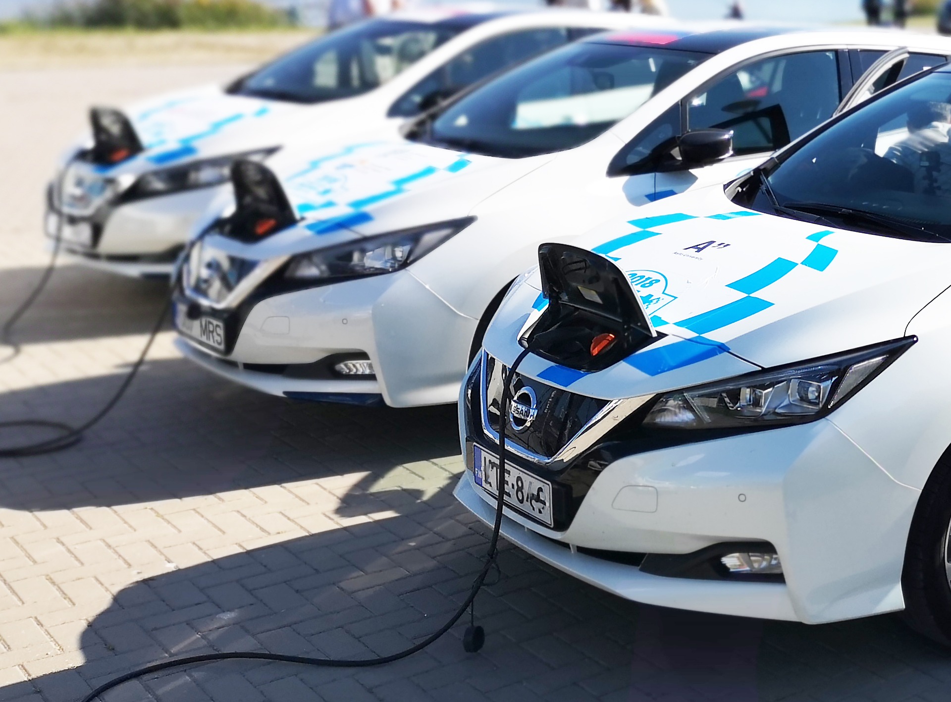Eficiência melhora em 2022, em meio a crise energética. Na imagem, veículos elétricos da Nissan carregando (Foto: Nerijus Jakimavičius/Pixabay)