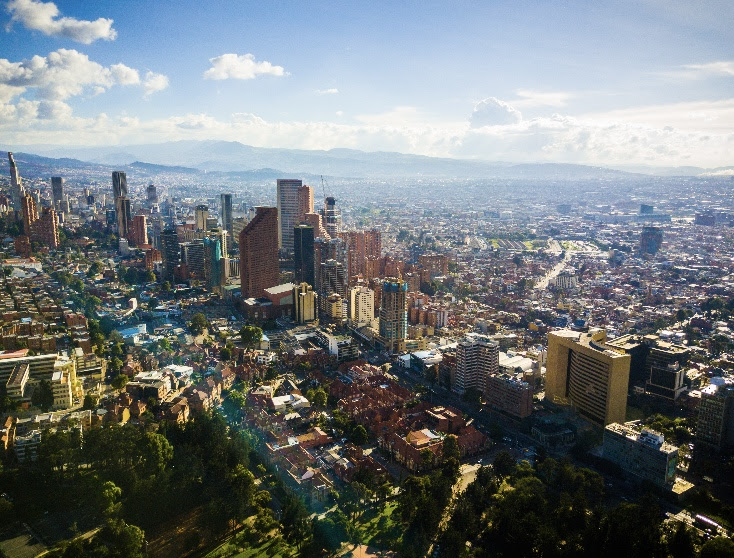 Colômbia lança estratégia verde em busca de investimento internacional. Na imagem: Visão aérea de Bogotá, a capital da Colômbia, que tem uma das maiores frotas eletrificadas da América Latina (Foto: Divulgação/ProColombia)