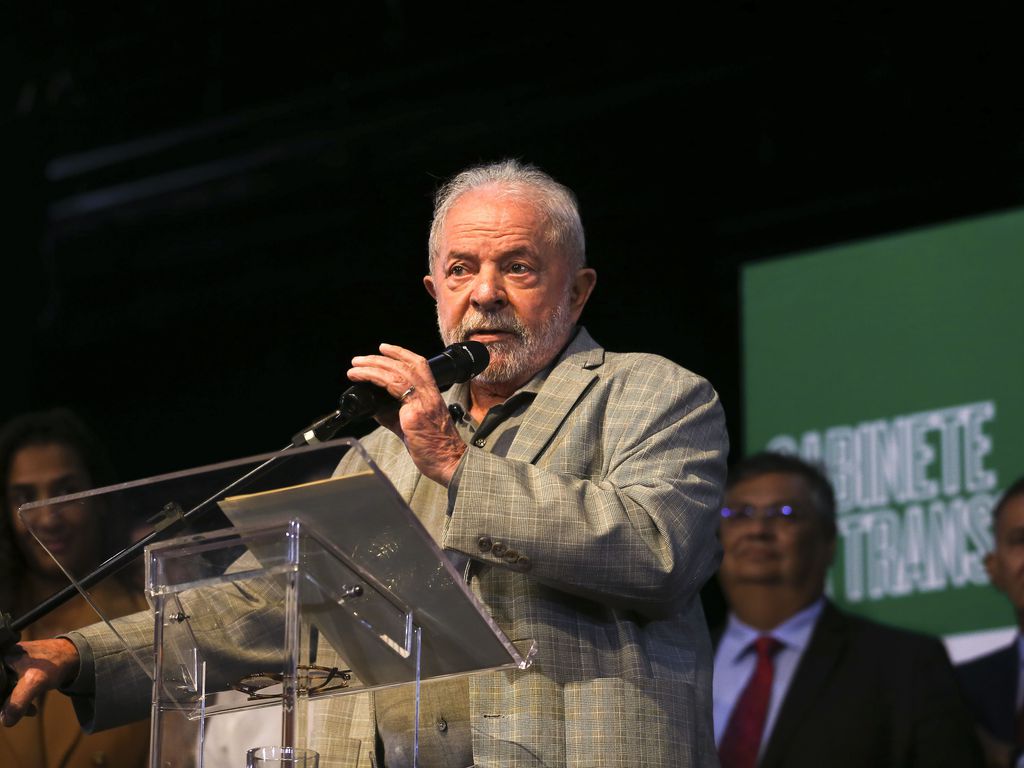 Preço dos combustíveis será tratado por Petrobras, diz Lula; "basta assinar". Na imagem: Presidente eleito Luiz Inácio Lula da Silva faz pronunciamento em Brasília (Foto: José Cruz/Agência Brasil)