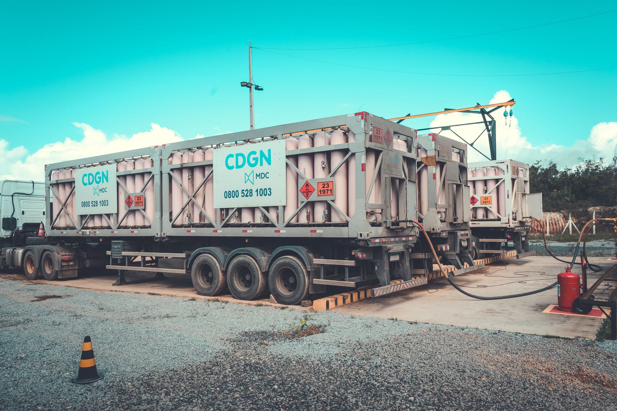 CDGN compra gás da Imetame e Energy Paranã na Bahia. Na imagem: Caminhões para transporte de gás natural comprimido (GNC) da CDGN, do grupo MDC (Foto: Divulgação/CDGN)