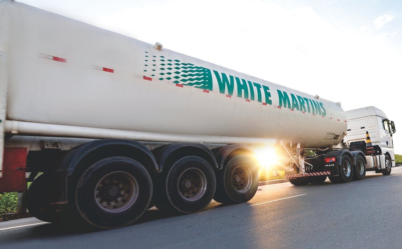 White Martins conclui certificação de hidrogênio verde em Pernambuco. Na imagem: Caminhão-tanque branco da White Martins para transporte de oxigênio líquido (Foto: Divulgação)