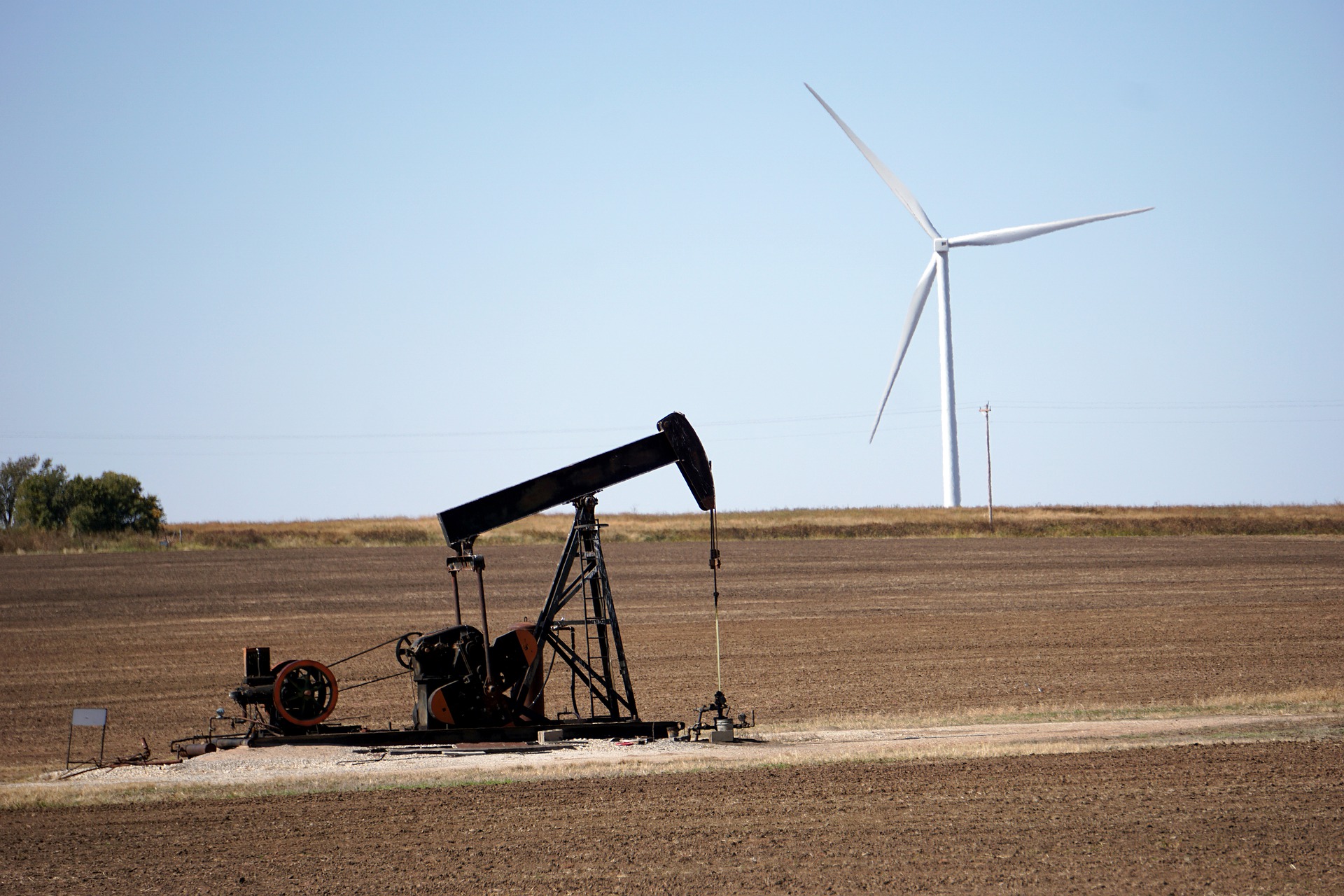 HSBC promete restringir capital para petróleo, não para transição. Na imagem: Cavalo-de-pau, bomba mecânica para extração onshore de petróleo (Foto: Pixabay)