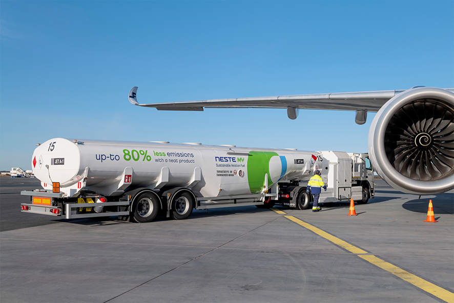 Airbus e Neste fecham acordo para acelerar produção de combustível sustentável de aviação. Na imagem: Caminhão tanque para abastecimento de aeronave com 80% de SAF (Foto: Divulgação/Airbus)