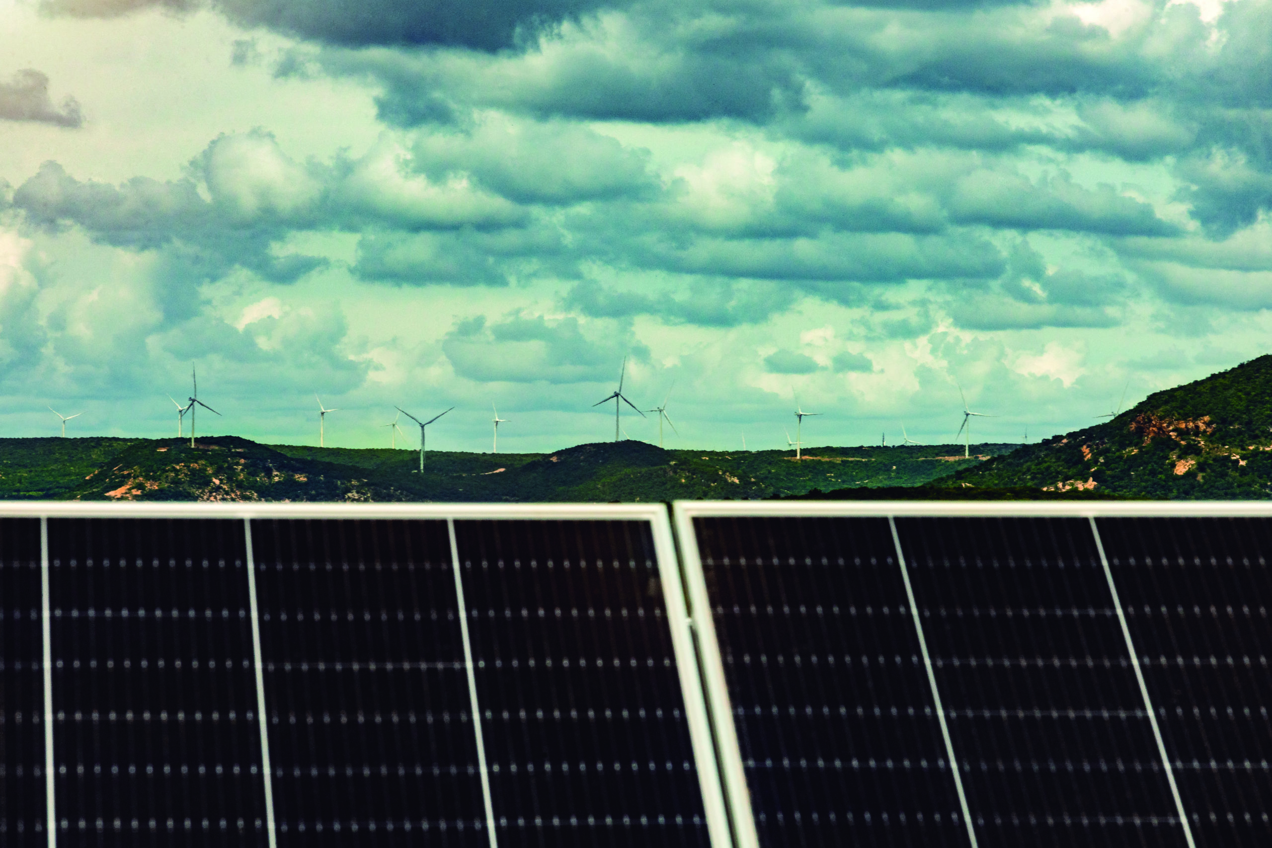 Solar atinge 23,9 GW e sobre para 2º lugar em potência no Brasil. Na imagem: Placas fotovoltaicas instaladas e, ao fundo, aerogeradores (Foto: Divulgação/Neoenergia)