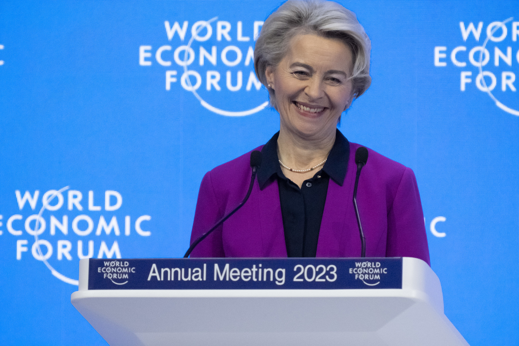 UE prepara Lei da Indústria Net Zero em resposta a subsídios dos EUA e China. Na imagem: Ursula von der Leyen, presidente da Comissão Europeia em discurso especial na Reunião Anual do Fórum Econômico Mundial 2023, em Davos (Foto: Greg Beadle/WEF)