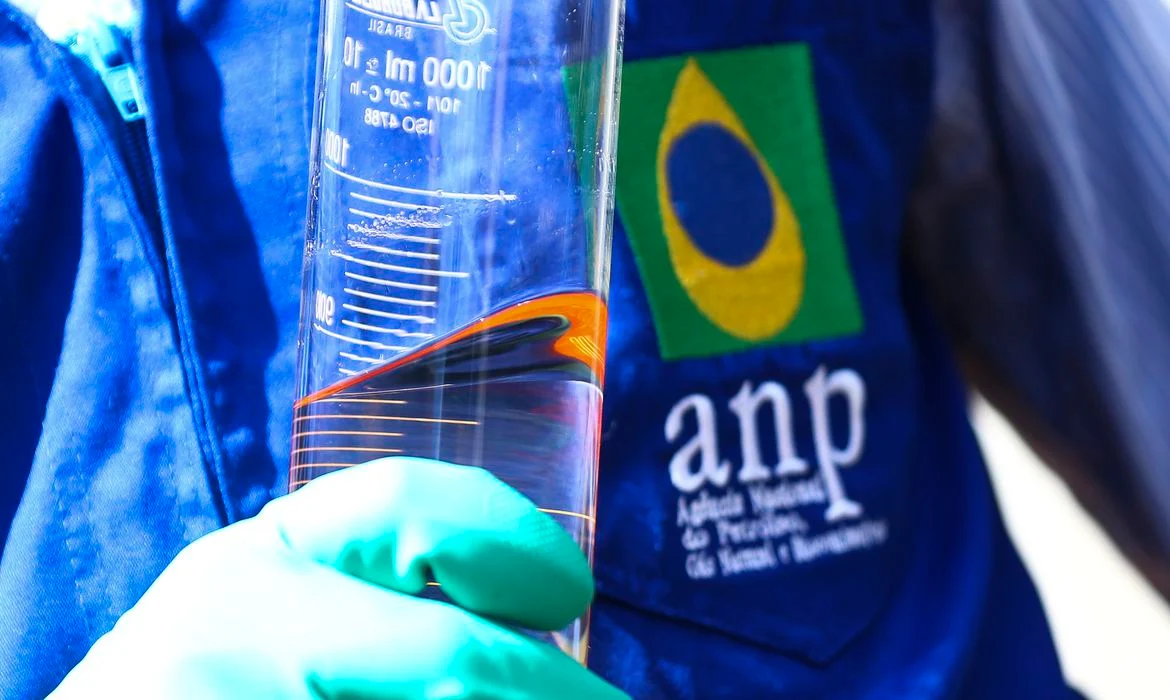 IBP defende novas especificações antes de aumento da mistura de biodiesel. Na imagem: análise de combustível em laboratório por técnico da ANP (Foto: Marcelo Camargo/Agência Brasil)