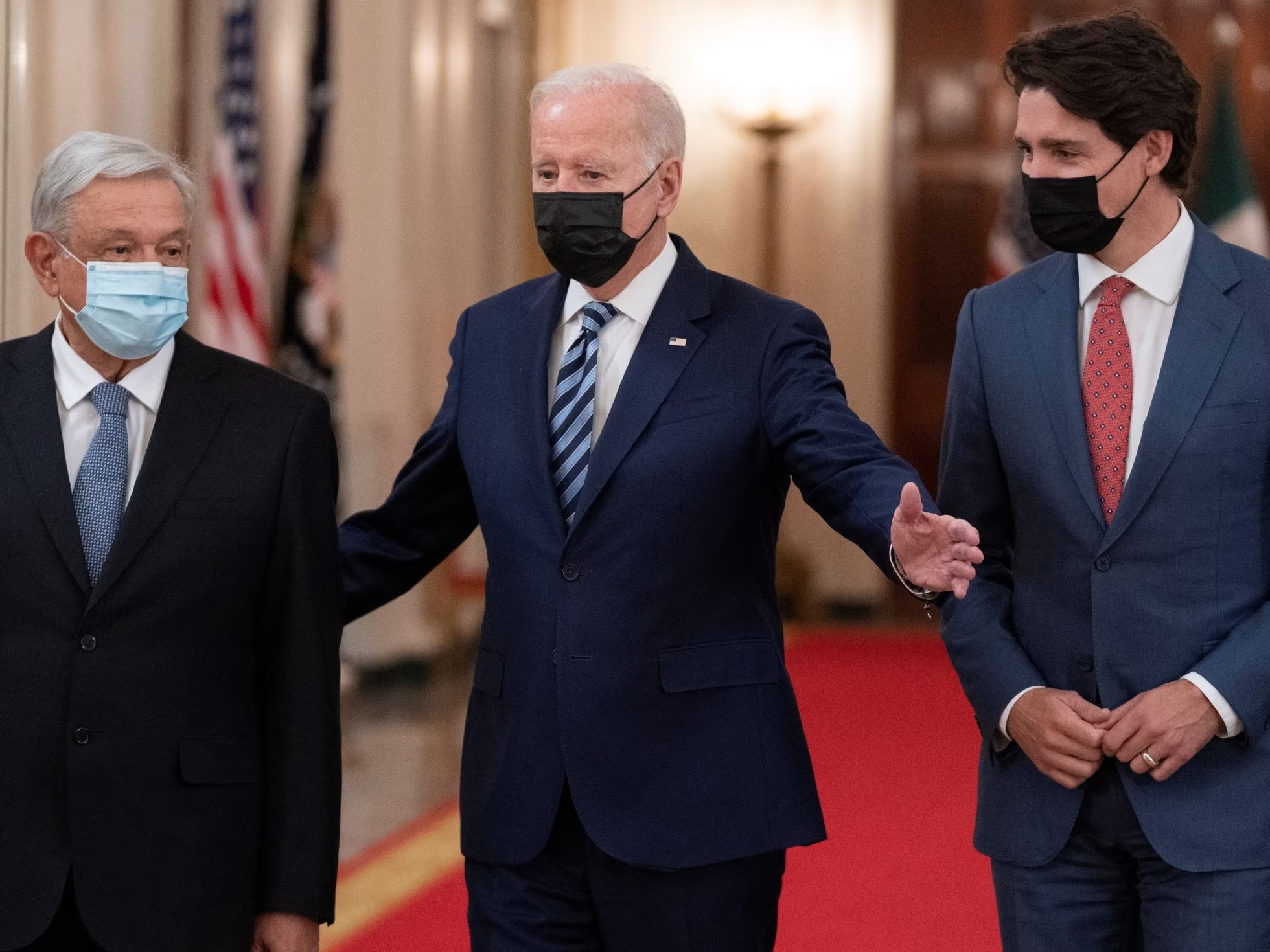 EUA, México e Canadá firmam parcerias para veículos elétricos e hidrogênio. Na imagem: da esquerda para a direita, López Obrador, Joe Biden e Justin Trudeau, na Casa Branca em 2021 (Foto: Reprodução)