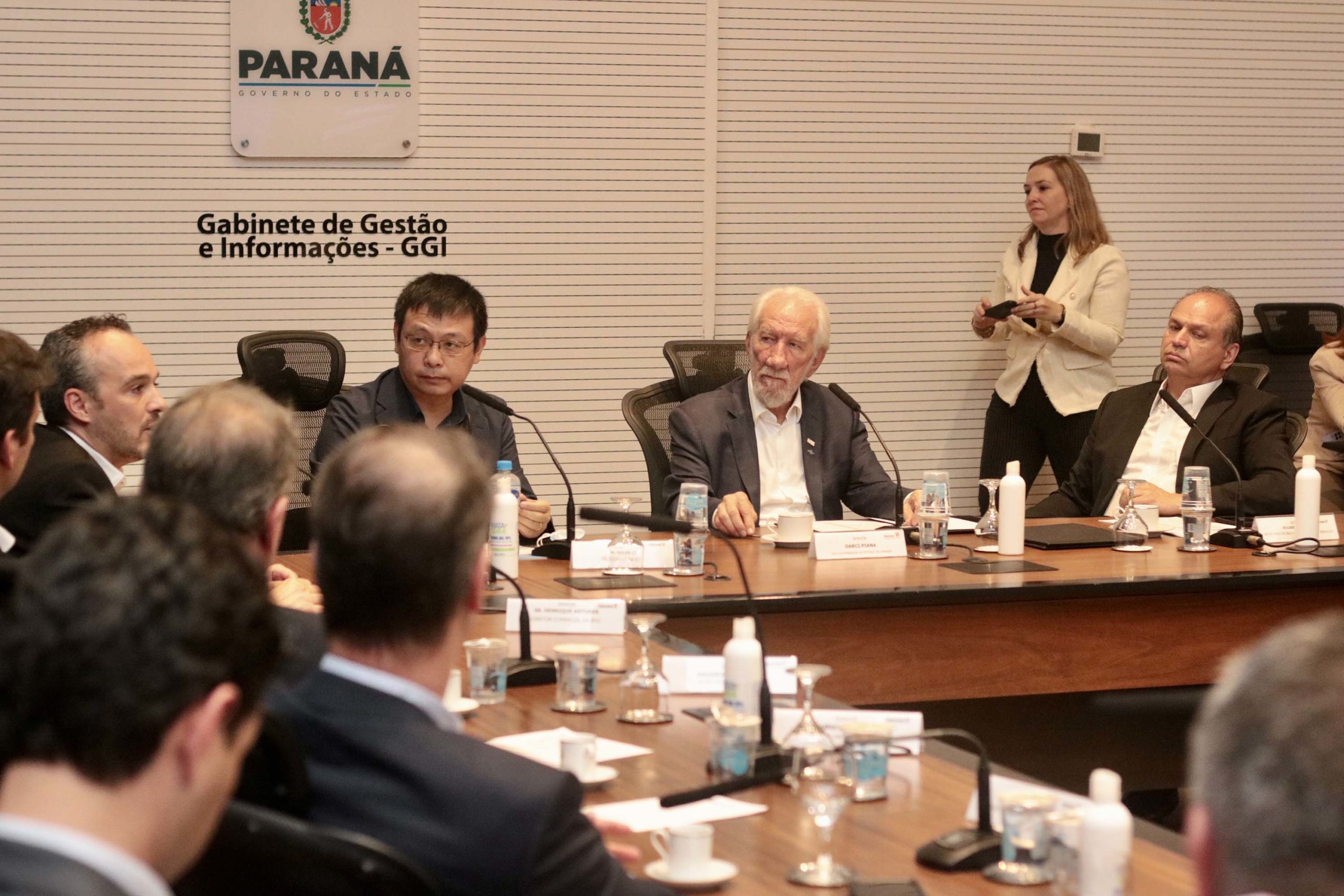 Paraná tenta atrair fábrica de motores elétricos. Na imagem: executivos da BYD são recebidos pelo governo do Paraná, interessado em fábrica de motores (Foto: Camila Tonett/GVG)