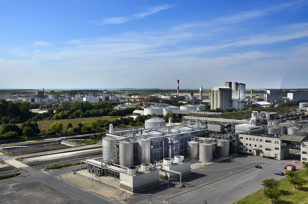 Oferta total de etanol alcançará 47 bilhões de litros no Brasil em 2032, projeta EPE. Na imagem: Vista aérea de tanques de armazenamento em usina de etanol (Foto: Yves Bernardi/Pixabay)