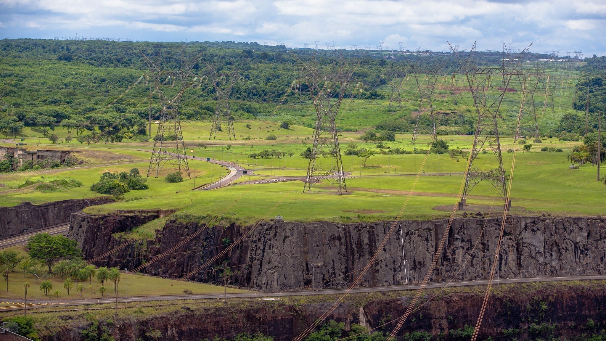 Ataques a linhas de transmissão já atingiram cinco empresas diferentes. Na imagem: Linhas de transmissão que conectam a Usina Hidrelétrica de Itaipu Binacional (Foto: Saulo Cruz/MME)