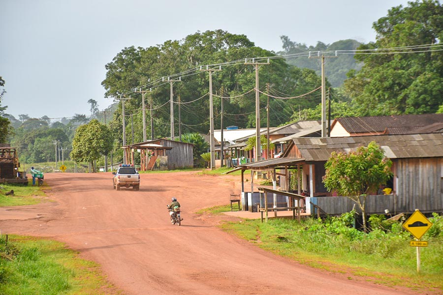 Sistemas Isolados no Brasil: como 0,6% é igual a R$ 12 bilhões? Na imagem: chegada da energia em Kalunga do Mimoso, comunidade quilombola localizada a 120 km de Arraias (TO) (Foto: Divulgação/Energisa)