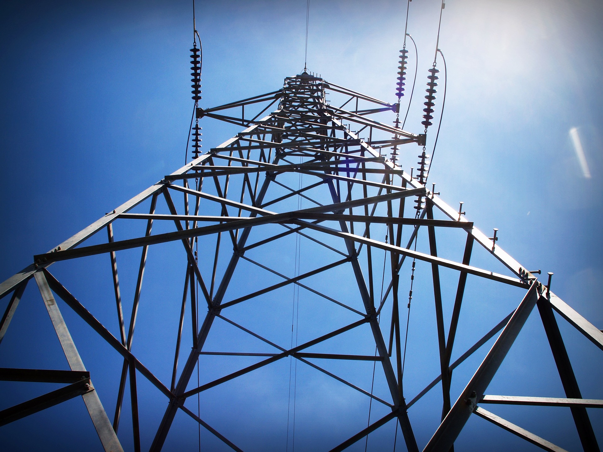 Empresas pedem ação coordenada para conter ataques ao setor elétrico. Na imagem: foto de baixo pra cima de rede de transmissão de energia