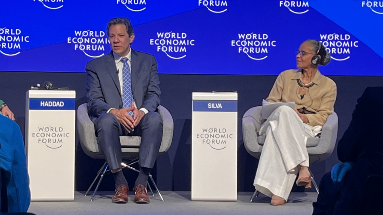 A energia limpa na agenda de Fernando Haddad em Davos. Na imagem: Ministros da Fazenda, Fernando Haddad [à esquerda], e do Meio Ambiente e Mudança do Clima, Marina Silva [à direita], no Fórum Econômico Mundial 2023 (Foto: Secom/PR)
