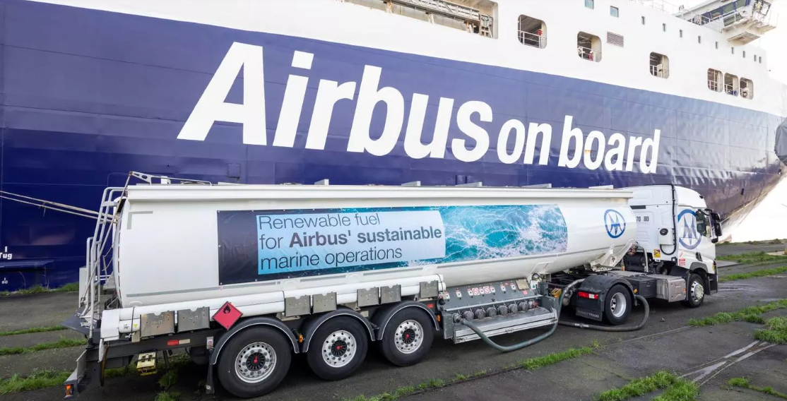 Airbus testa combustível marítimo com diesel verde. Na imagem: Caminhão tanque com diesel verde na mistura do combustível marítimo para abastecer embarcação da Airbus (Foto: A. Lecuyer/Airbus)