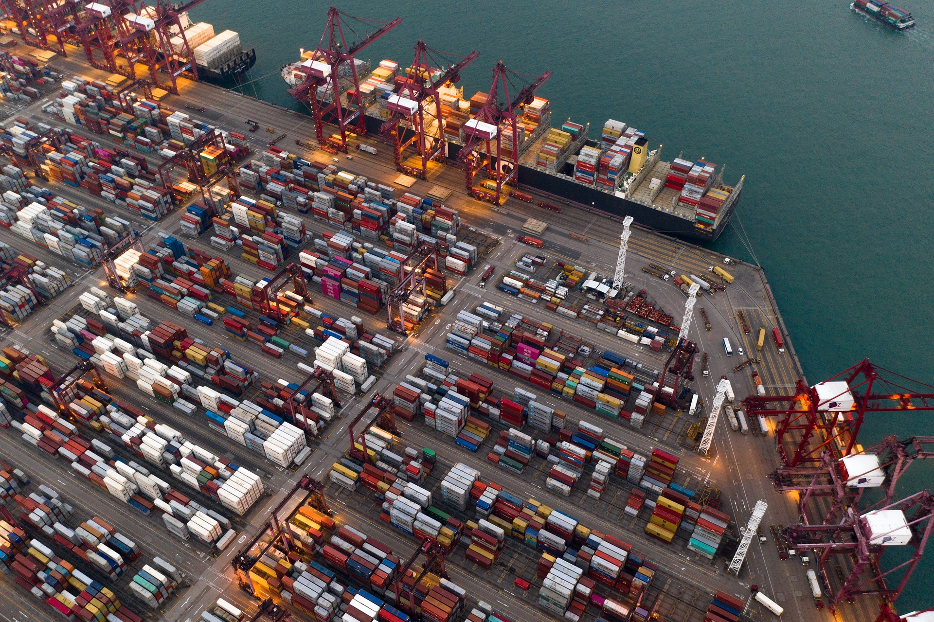 Como será o primeiro leilão de hidrogênio verde do mundo. Na imagem: Foto aérea de grande volume de containers em cais de porto (Foto: Pixabay)