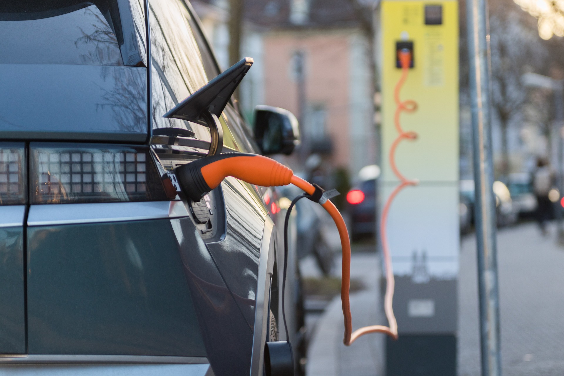 Petróleo perderá protagonismo para eletrificação no transporte até 2050, segundo estimativas da bp. Na imagem: Carro elétrico SUV, na cor cinza escuro, conectado a carregador elétrico (Foto: Felix Müller/Pixabay)