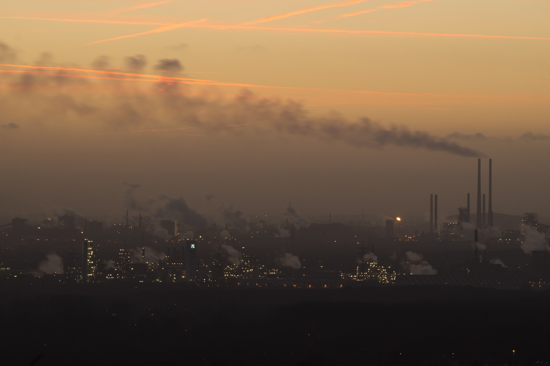 Nippon Steel, Mitsubishi e ExxonMobil estudam investimentos em captura de carbono (CCS) na siderurgia, na região Ásia-Pacífico. Na imagem: Atmosfera completamente nublada por fumaça poluente resultante de emissões industriais (Foto: Markus Lindner/Pixabay)