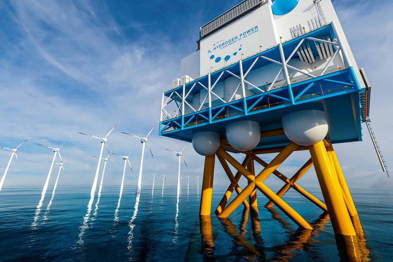 Economia começou a favorecer hidrogênio verde em 2022. Na imagem: Tecnologia para produção de hidrogênio via eletrólise, em alto mar, com turbinas eólicas ao fundo (Foto: Divulgação IEA)