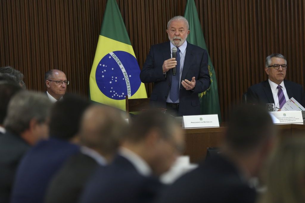Imposto dos combustíveis de volta à pauta. Na imagem: Reunião do presidente Lula com os governadores, na sexta, 27 de janeiro (Foto: José Cruz/Agência Brasil)