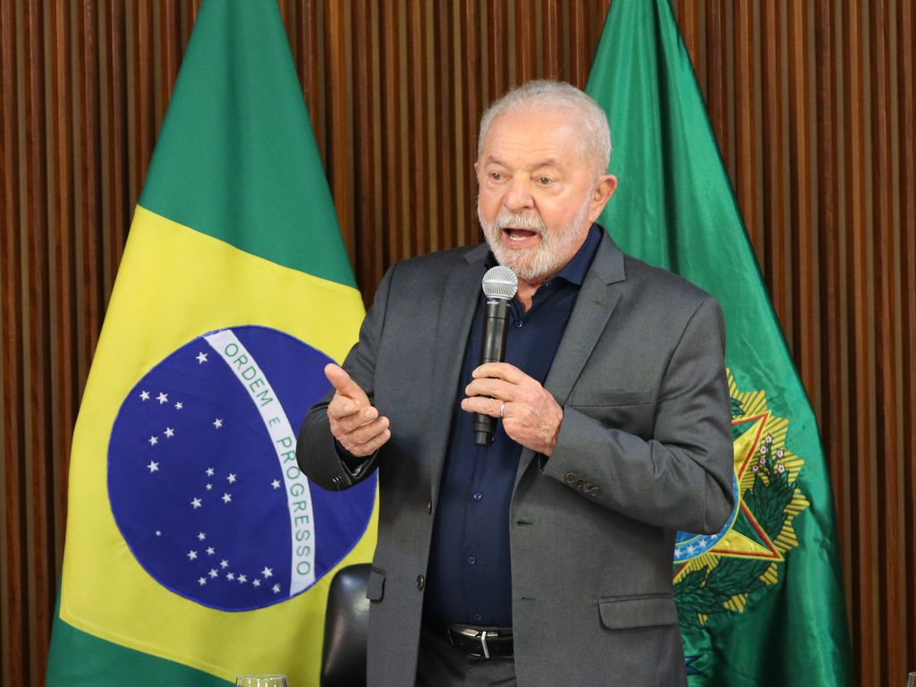 Governo Lula encara ataques às torres de energia como ato de terrorismo. Na imagem: Presidente Lula se reúne com senadores nesta quarta (11/01) para tratar dos ataques golpistas em Brasília (Foto: Fabio Rodrigues-Pozzebom/Agência Brasil)