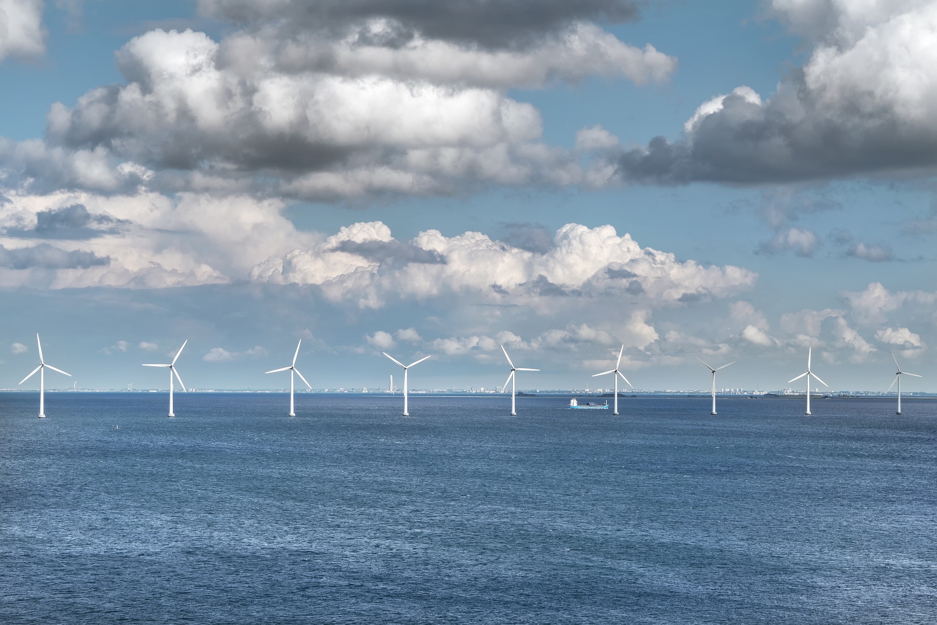 Portos, transmissão e regulação são incertezas para eólicas offshore no Brasil. Na imagem: Turbinas eólicas em alto mar para geração offshore (Foto: Enrique/Pixabay)
