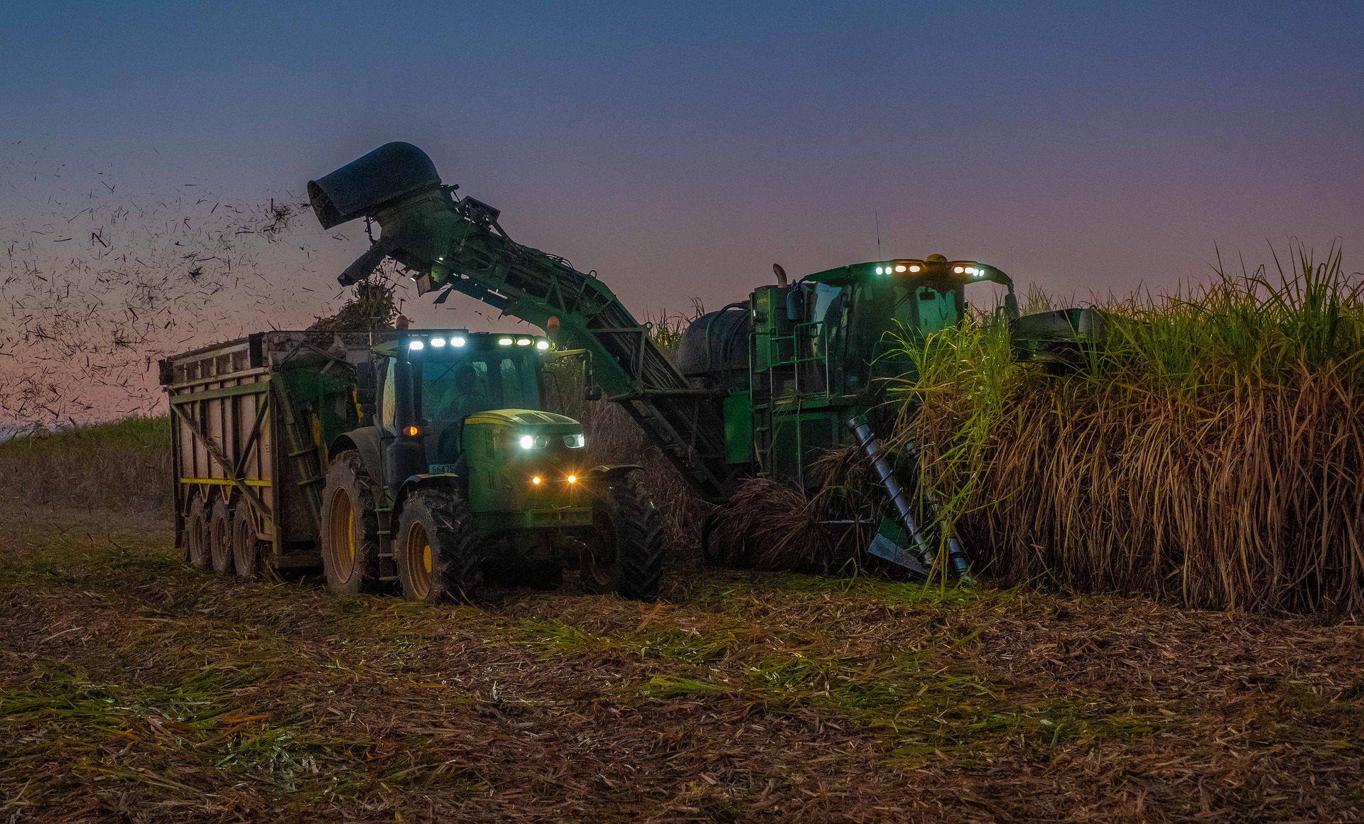 BNDES aprova financiamento de R$ 80 milhões para usina de biometano da Geo. Na imagem: trator com faróis acesos em operação à noite em plantação de cana-de-açúcar (Foto: Rar Jay/Pixabay)