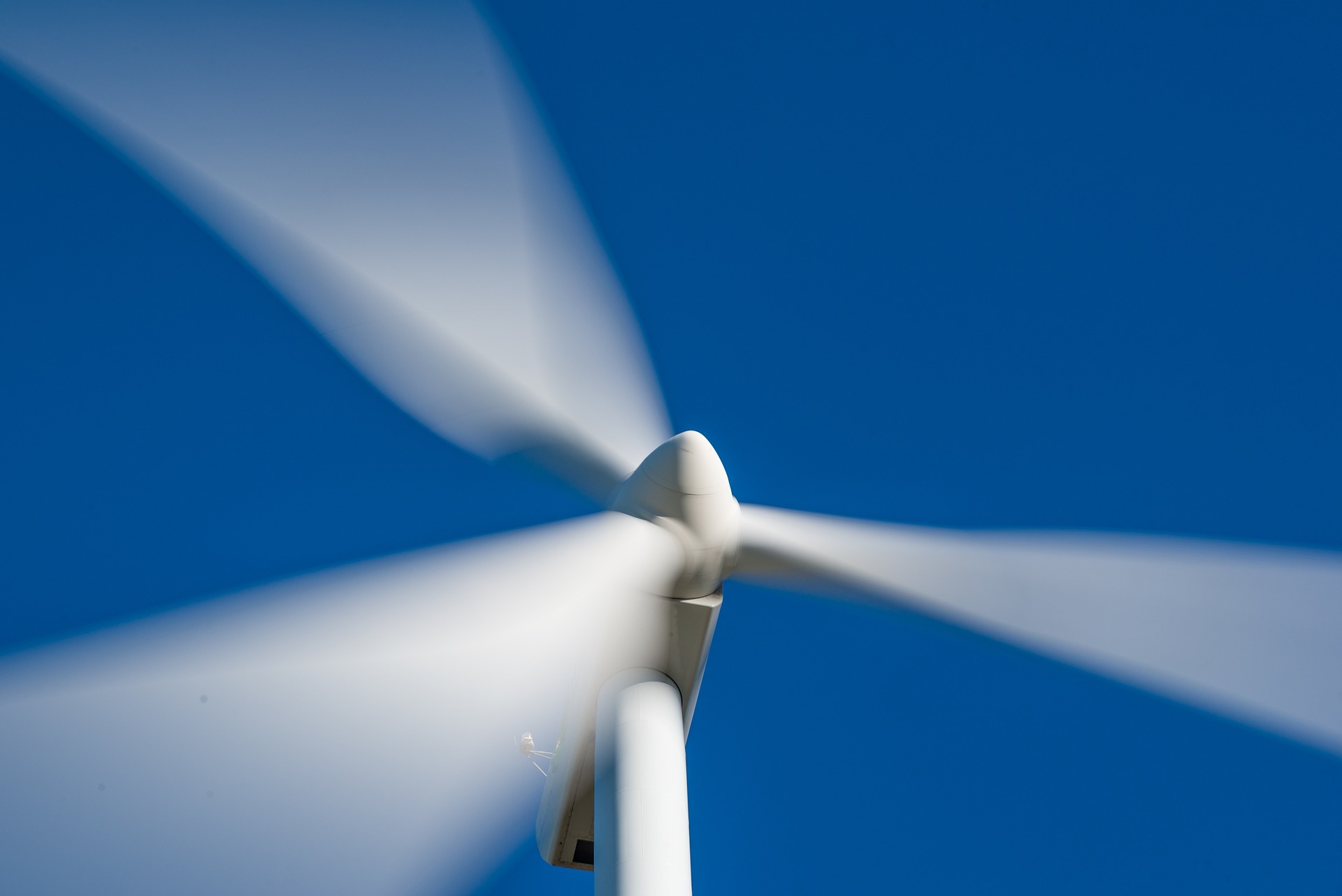 Demanda por metais de transição quintuplicará até 2050, mas oferta é limitada. Na imagem: Pás de turbina eólica em movimento (Foto: Jose Antonio Alba/Pixabay)