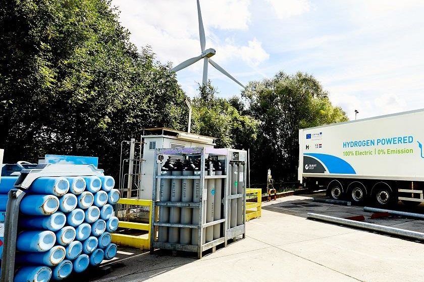 União Europeia lança sua definição de hidrogênio renovável. Na imagem: Estação de hidrogênio com turbina eólica, cilindros de armazenamento e caminhão elétrico (Foto: Comissão Europeia)