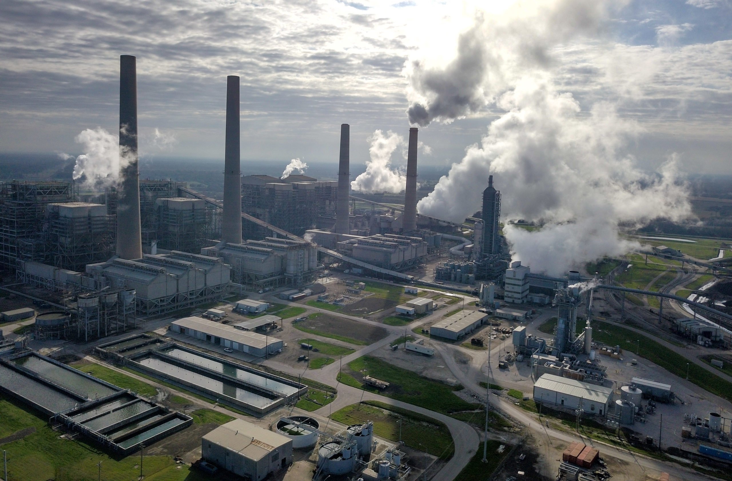 A integração do CCS nos esforços de descarbonização da economia. Na imagem: Petra Nova, projeto de captura de carbono para reduzir as emissões de usina térmica a carvão, em Thompsons, no Texas (EUA) (Foto: Wikipedia)
