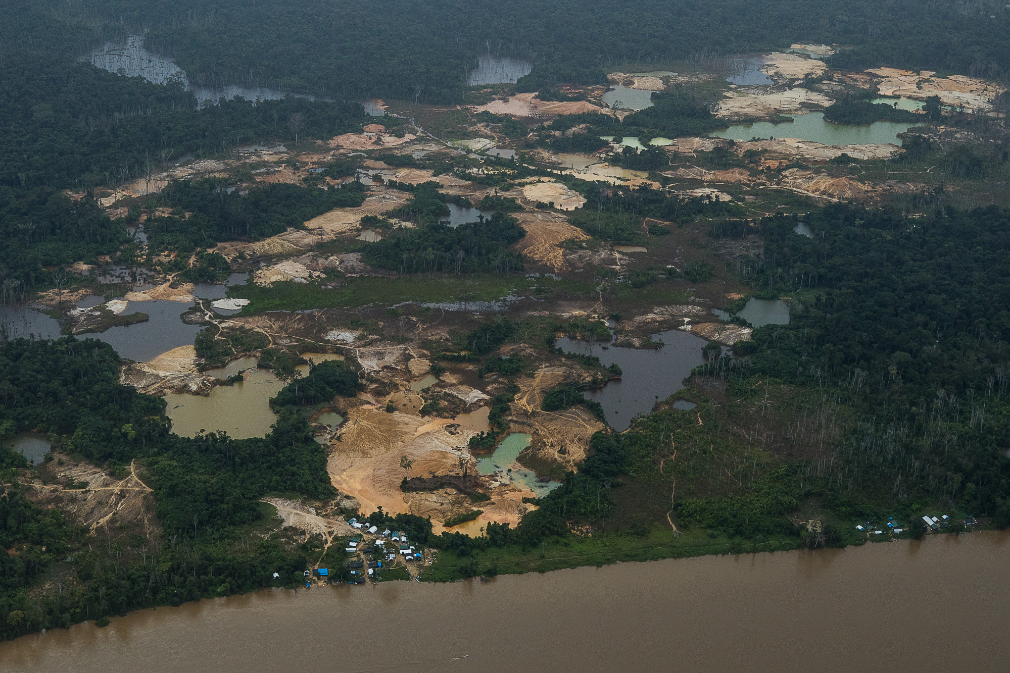 Planalto recruta Minas e Energia para superar defesa do garimpo. Na imagem: visão aérea de terra indígena Yanomami na Amazônia sob ameaça da mineração empresarial ilegal (Foto: Amazônia Real)
