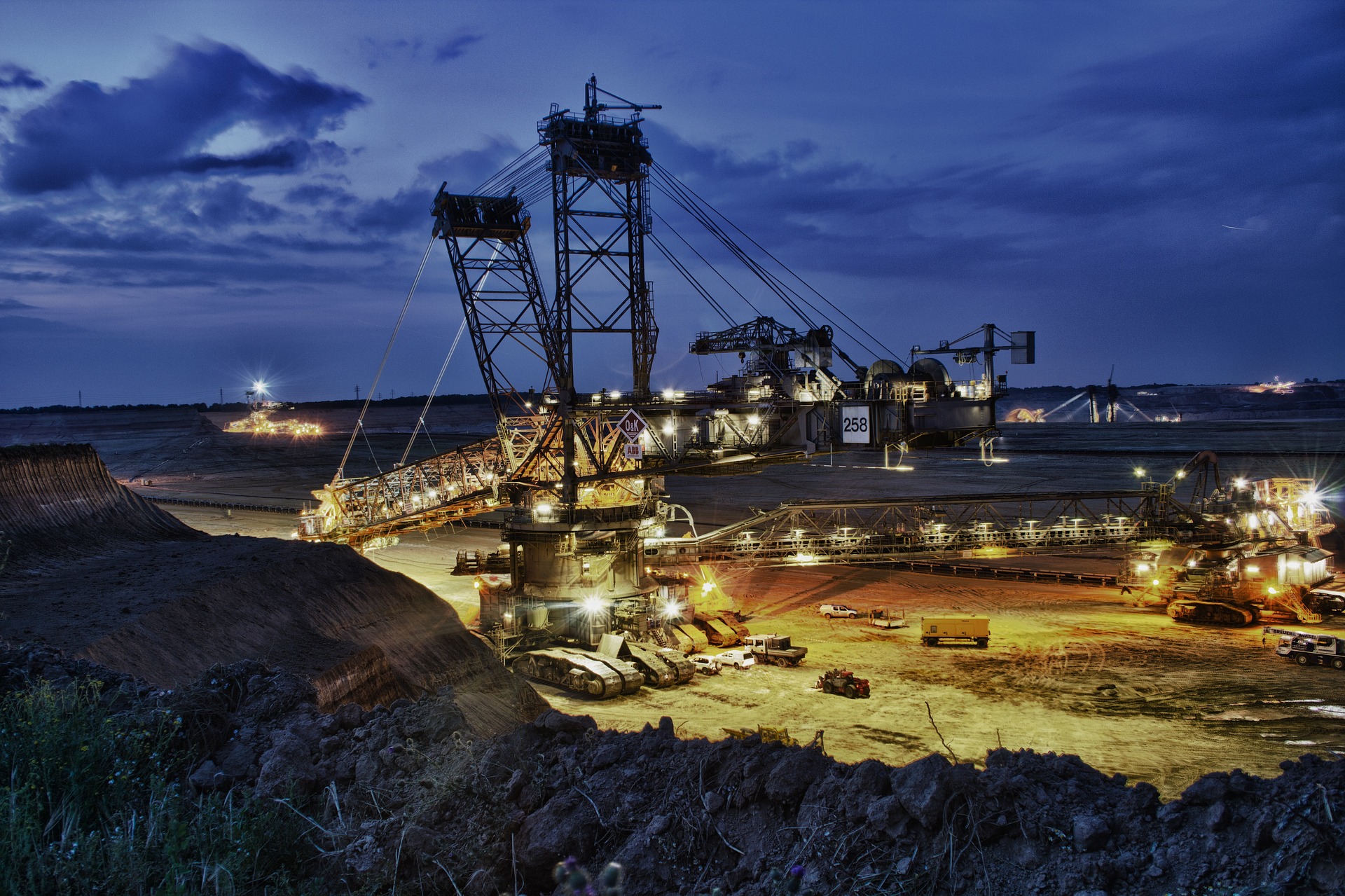 Preço do carbono foi insuficiente para frear o carvão em 2022. Na imagem: Foto noturna de escavadeiras e maquinários de grande porte para extração em mina de carvão (Foto: Pixabay)