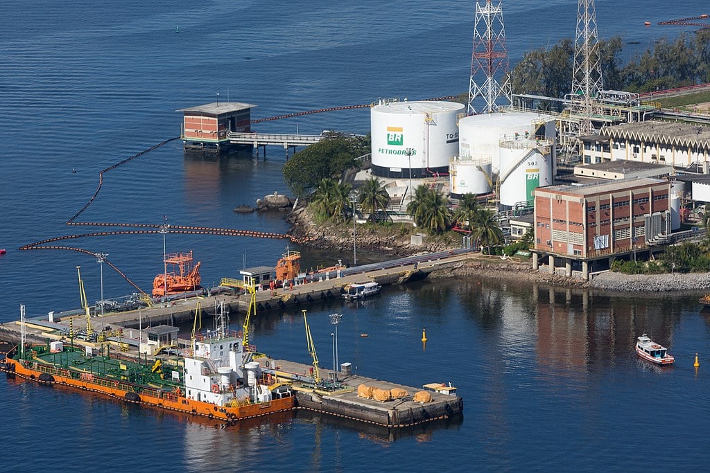 Falta de espaço em tancagem é principal justificativa da Petrobras ao negar acesso a terminais. Na imagem: Vista aérea do terminal de Ilha D'Água, da Transpetro, na cidade do Rio (Foto: Diego Baravelli/Wiki Commons)