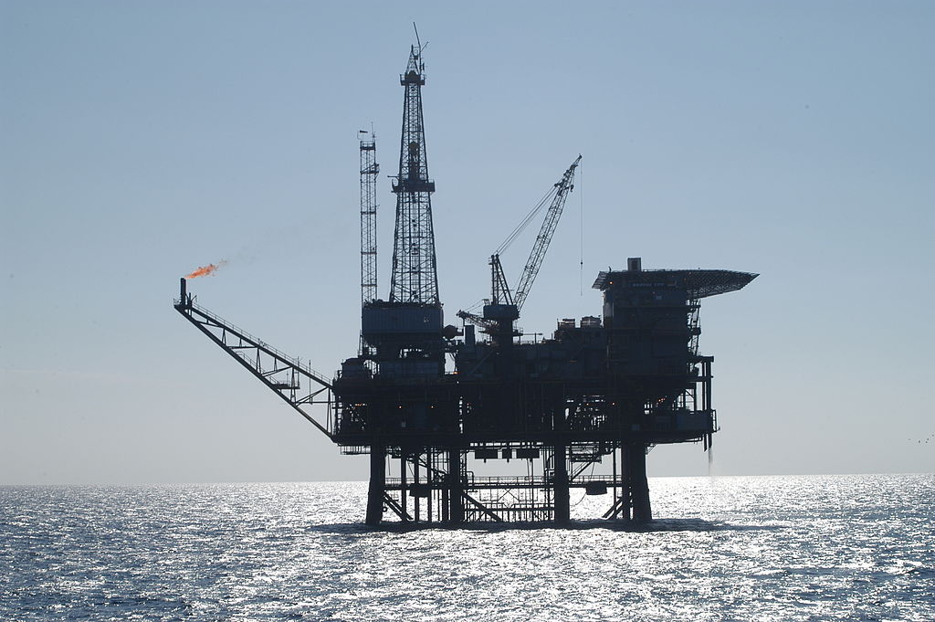 Petroleiras pagaram mais dividendos que investiram em 2022, diz Westwood. Na imagem: Plataforma para exploração de óleo e gás offshore (Foto: Wiki Commons)