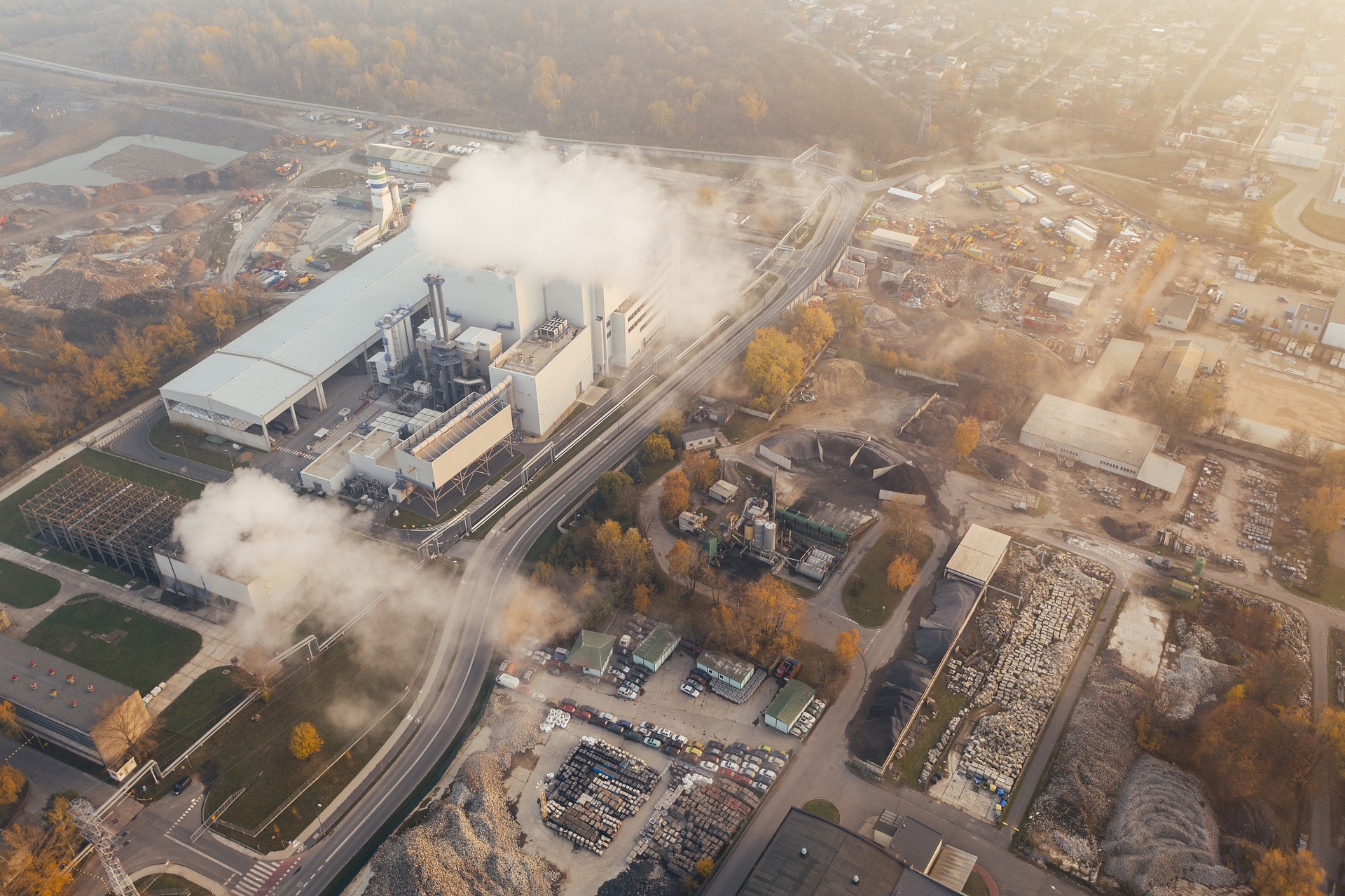 O lado B dos planos net zero. Na imagem: Vista aérea de emissões poluentes sendo lançadas na atmosfera em complexo industrial, em uma grande cidade (Foto: Marcin Jozwiak/Pixabay)