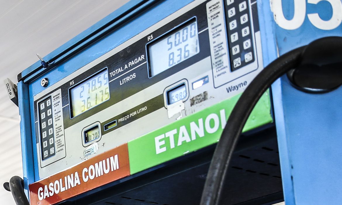 Visor digital em bomba de abastecimento de gasolina e etanol, na cor azul, em posto de combustíveis (Foto: José Cruz/Agência Brasil)