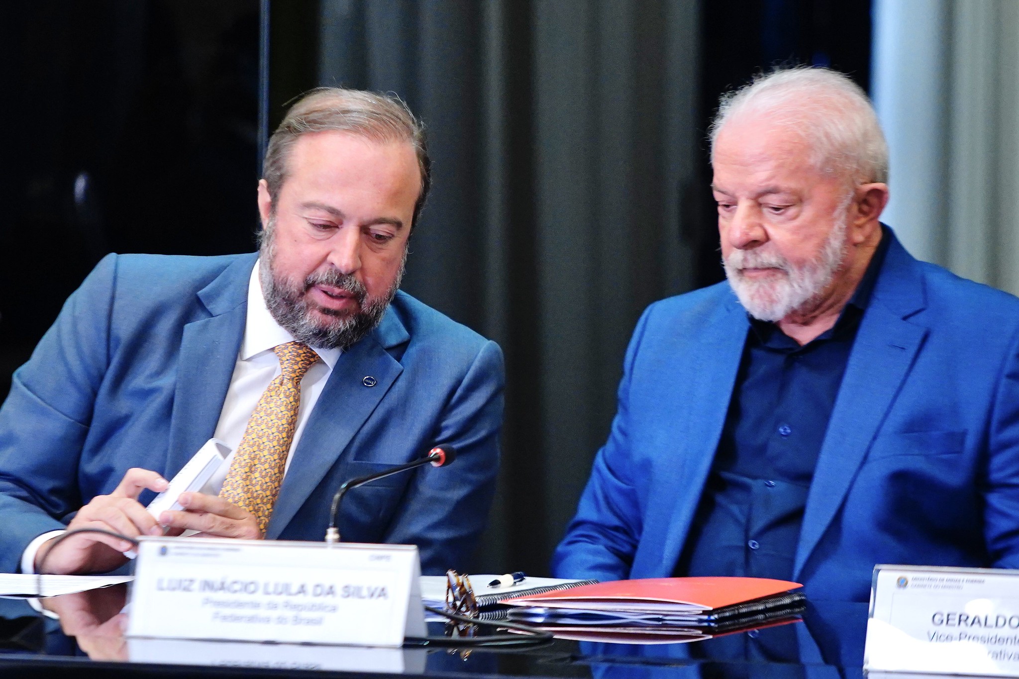 Presidente Lula e o ministro de Minas e Energia, Alexandre Silveira, durante primeira reunião do CNPE do novo governo (Foto: Tauan Alencar/MME)